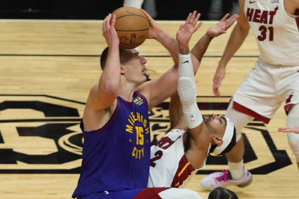 03月10日 NBA常規賽 掘金vs雷（léi）霆 全場錄像回放