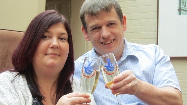 霍啟剛曬一家五口去爬山，仨孩子體力超好，8歲霍中妍走前麵開路（lù）