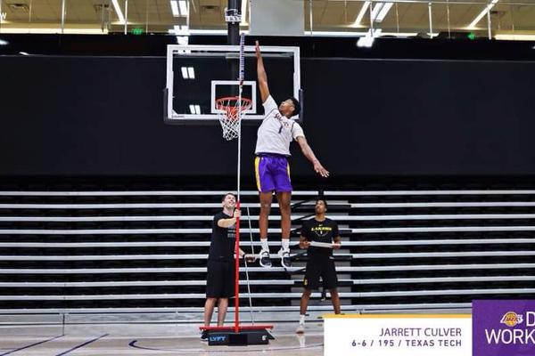 再下一（yī）城（chéng）！牟鵬飛解圍失誤，紹爾頭球破門，三鎮（zhèn）2