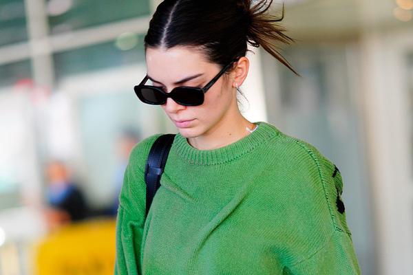 霍啟剛曬一家五（wǔ）口去爬山，仨孩子體力超好，8歲霍中妍走前麵開（kāi）路