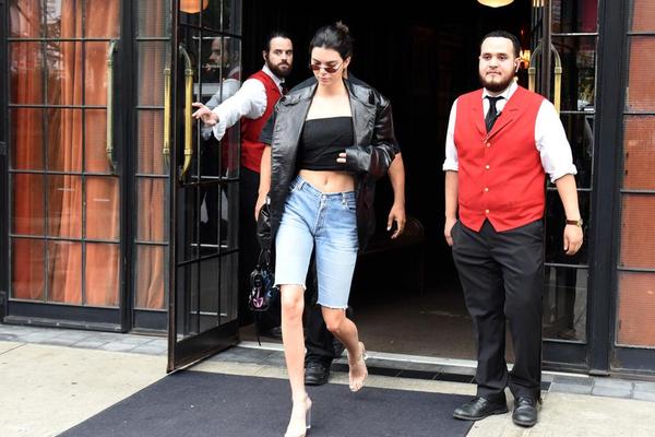 不是黃（huáng）曉明！也不是馬（mǎ）雲！如今替趙薇（wēi）收拾爛攤子（zǐ）的，是這個男人