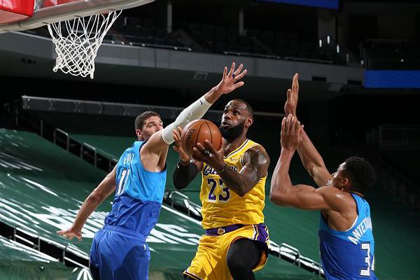 首節的暴扣還是那個（gè）味！詹姆斯半（bàn）場14分鍾拿到7分3助2斷