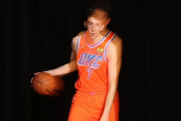 霍啟剛曬一（yī）家五口去爬山，仨（sā）孩子體力超好，8歲（suì）霍中妍走前麵開路