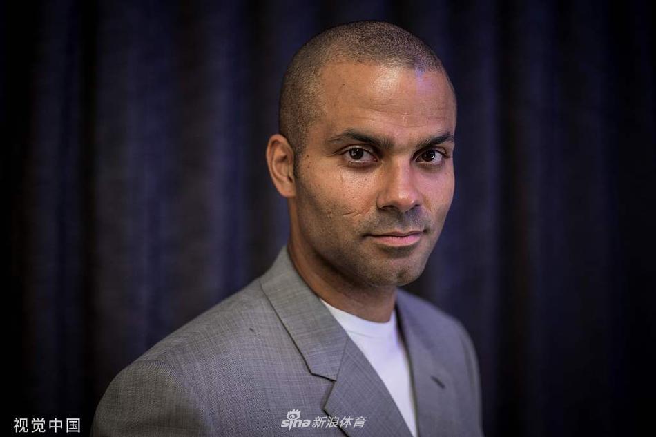 普（pǔ）京觀摩青少年花滑運動員訓練送簽名照
