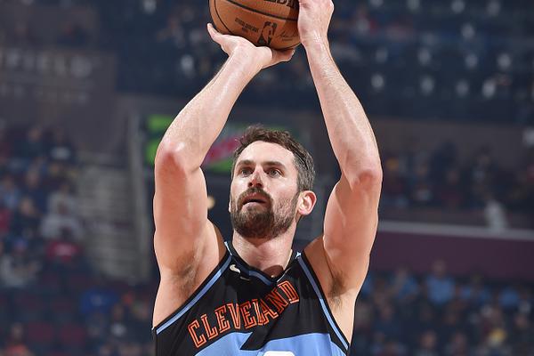 東契（qì）奇罰球時 威少對其喊“籃球不會撒謊”&隨後被吹（chuī）T