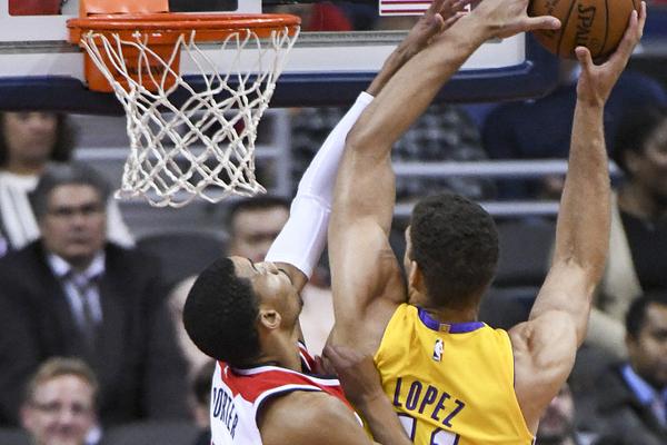 沒有球隊感興趣！美記：拉塞爾將（jiāng）隨（suí）奇（qí）才征戰本（běn）賽季剩餘的比賽