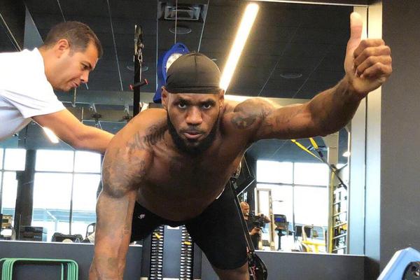 哈利伯頓（dùn）的成長故事：從愛荷（hé）華州（zhōu）大的瘦弱新生蛻變為NBA超巨