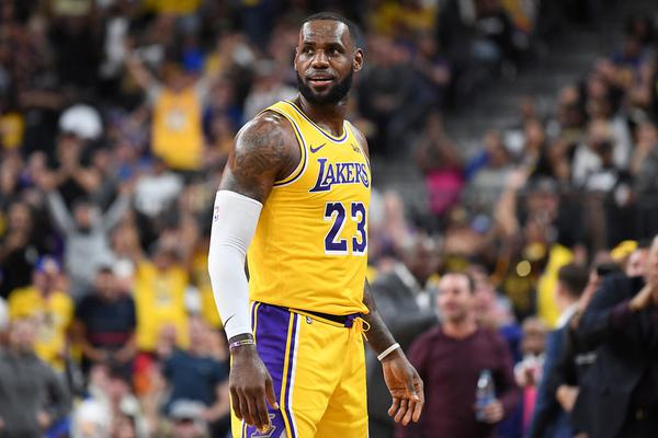 中國球迷（mí）炮轟FIBA，遼寧男籃（lán）新外援到位，青島男籃簽2米16大外援