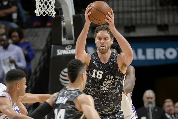 首節的暴扣還是那個味！詹姆斯半場14分鍾拿到（dào）7分（fèn）3助2斷