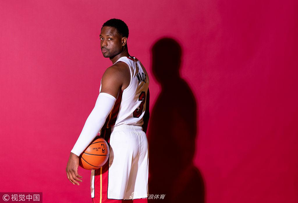 地滑之秀！東契奇滑倒起身沒空間仍然強行後（hòu）仰三分 老（lǎo）詹（zhān）瘋狂慶祝（zhù）