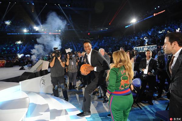 地滑之秀！東契奇滑倒起身沒空間仍然（rán）強行後仰三（sān）分 老（lǎo）詹瘋狂慶祝