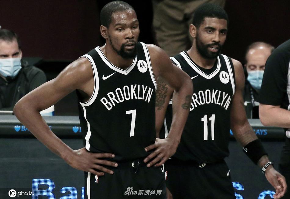 很頑強！詹姆斯傳球（qiú）被斷 威少反擊上籃追到10分分差