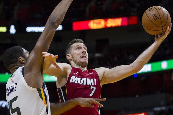 很頑強！詹姆斯傳球被斷 威少反擊上籃（lán）追（zhuī）到10分分差