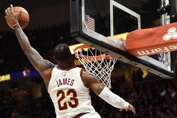 伊森本賽季底角三分命中率53.4% 但（dàn）其他區域均低於聯盟平均水平