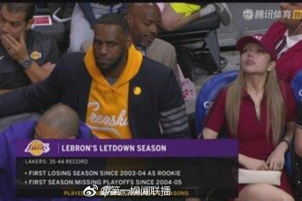 普京觀摩青少年花滑運動員訓練送簽名照