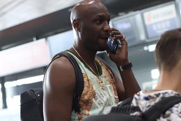 首節的暴扣還是那個味（wèi）！詹姆斯半場14分鍾拿到7分3助2斷