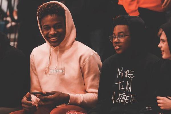 非常驚險！孟超曬視頻飛機親（qīn）曆俄城惡劣天氣（qì）：希望大家都平安出行