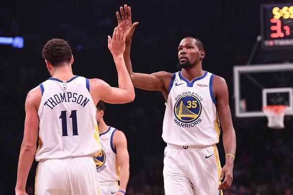 地滑之秀！東契奇滑（huá）倒起身沒空間仍然強行後仰三分 老詹瘋狂（kuáng）慶祝