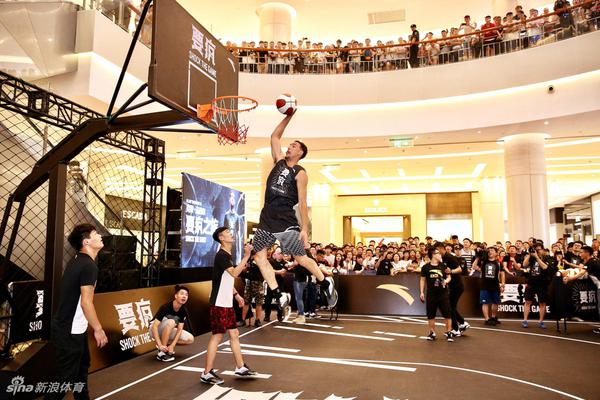 攻防兼（jiān）備！德裏克·懷特三分11中（zhōng）5砍下21分6板8助2斷2帽