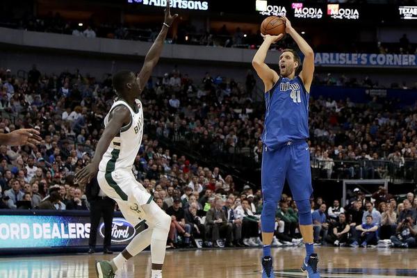 地滑之秀！東契奇滑倒起身沒空間仍（réng）然強行後仰三分 老（lǎo）詹瘋狂慶祝