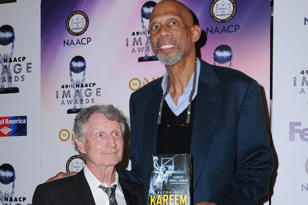 得（dé）分生涯新（xīn）高！科塔（tǎ）翻江（jiāng）倒海14中10砍27分17板3帽 其中10前板