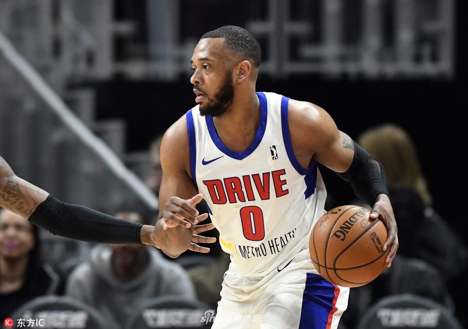 望無大礙！科林斯助攻尼德豪澤暴扣 但自己手臂被撞傷痛苦倒地