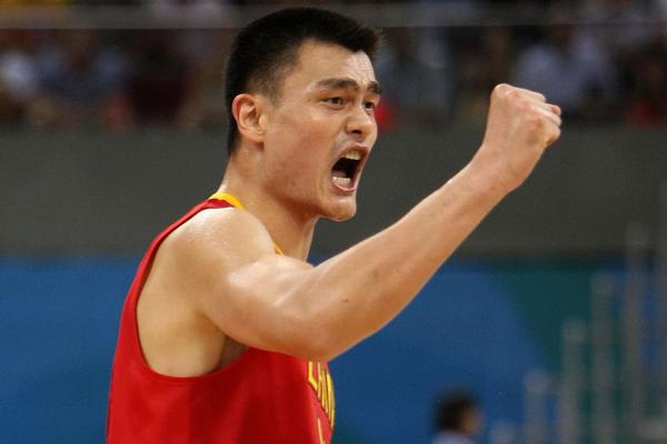 “大學女兒非要買LV”視頻火了，網友：窮人穿上龍袍也不（bú）像太子