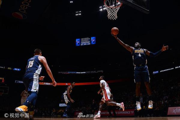 霍啟剛曬一家五口去爬山，仨孩子體力超好，8歲霍中妍走前麵開路