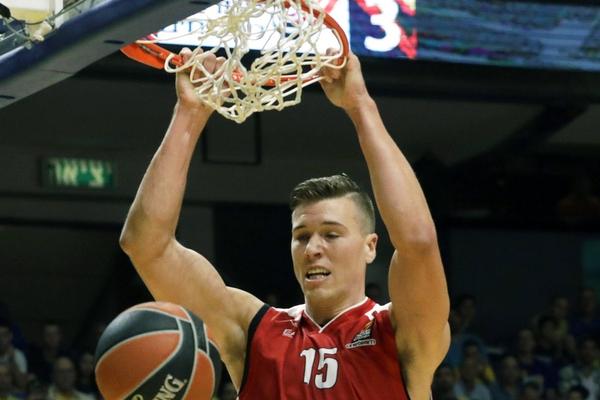 得分生涯新高！科塔（tǎ）翻江倒海14中10砍27分17板3帽 其中10前板