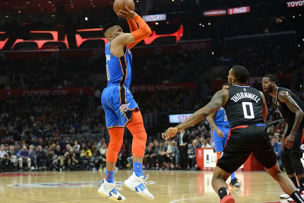 曾（céng）令旭：東契奇最（zuì）近風評一般 你抱怨裁判時得防守 要不人家五打四（sì）