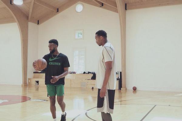 馬卡報：貝林厄姆的複出時間無法確定，但（dàn）將比最初預期時間更長