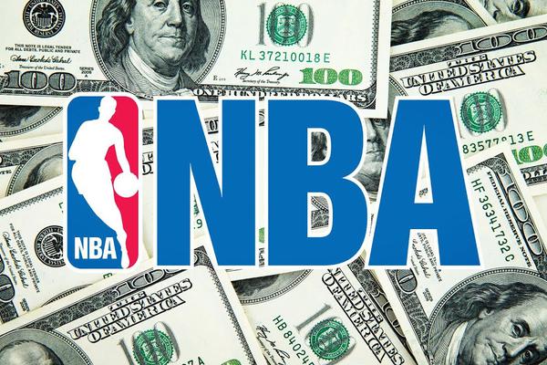 首（shǒu）節的暴扣還（hái）是那個味！詹姆斯半（bàn）場14分鍾拿到7分3助2斷